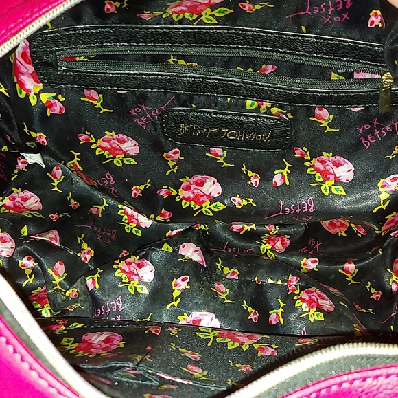 Betsey johnson, red and black shoulder/ hand bag. Good condition. Medium size - Picture 4 of 4